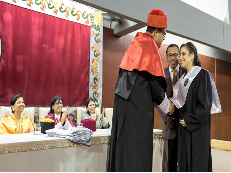 Universidad de Piura, gradúa en Derecho a joven invidente que ocupó primer lugar